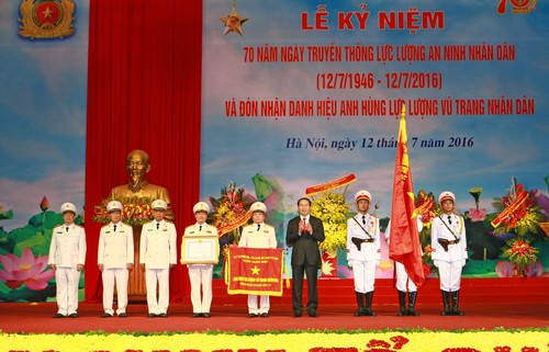Le Vietnam célèbre les 70 ans de la sécurité populaire  - ảnh 1